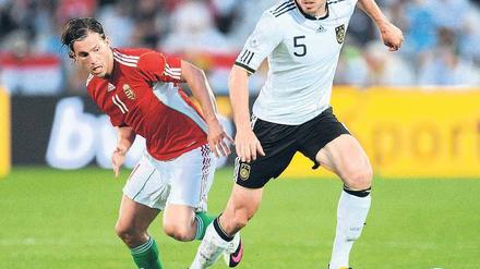 Nationalspieler Heiko Westermann (rechts) beim Spiel gegen Ungarn.