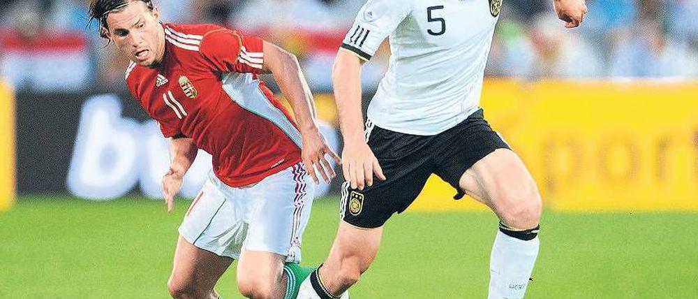 Nationalspieler Heiko Westermann (rechts) beim Spiel gegen Ungarn.