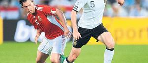 Nationalspieler Heiko Westermann (rechts) beim Spiel gegen Ungarn.