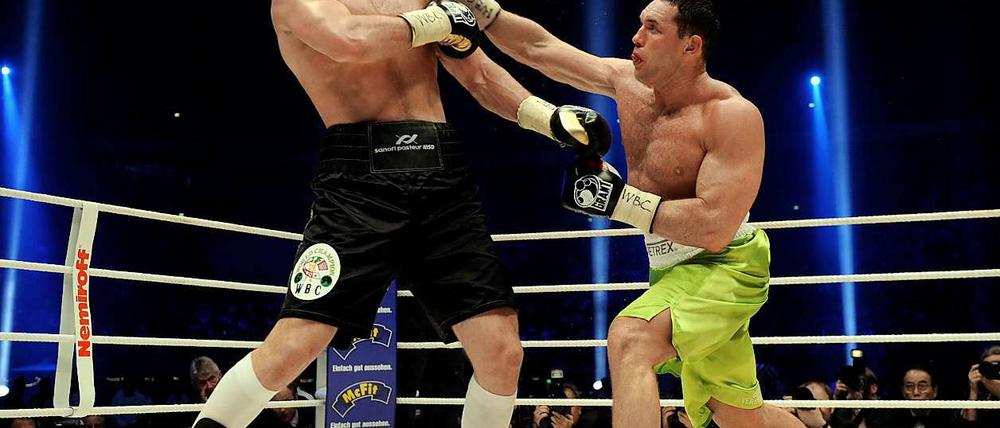 Klare Verhältnisse: Vitali Klitschko (l.) ist gegen seinen Gegner Albert Sosnowski im Vorteil.