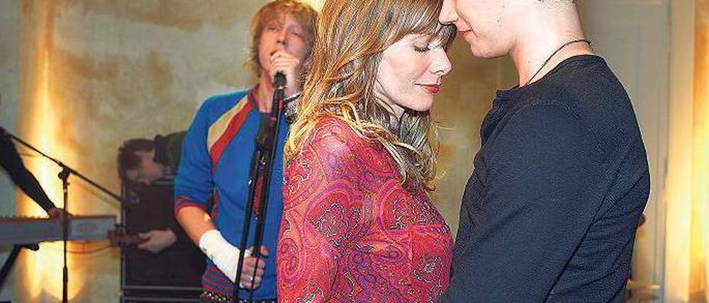 Berauscht: Bei der traditionellen Bierfass-Party kommen sich Pädagogin Andrea Jahn (Ursula Karven) und ihr Schützling Niklas (Sergej Moya) sehr nah. Foto: NDR
