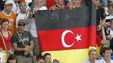 Deutsch-türkische Fans feuern beim Halbfinale der Europameisterschaft 2008 beide Mannschaften an.  