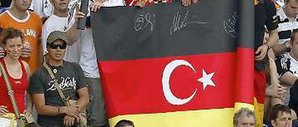 Deutsch-türkische Fans feuern beim Halbfinale der Europameisterschaft 2008 beide Mannschaften an.  