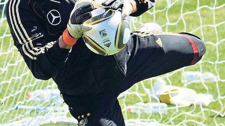 Er fliegt und fliegt und fliegt. Aber ob Tim Wiese seine Trainingsleistungen auch aufs Spiel der Nationalmannschaft übertragen darf, ist immer noch ungewiss. 