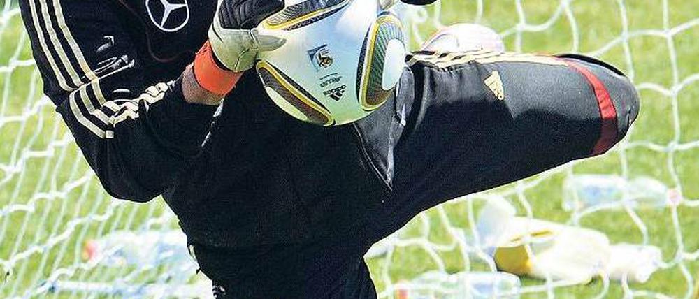 Er fliegt und fliegt und fliegt. Aber ob Tim Wiese seine Trainingsleistungen auch aufs Spiel der Nationalmannschaft übertragen darf, ist immer noch ungewiss.