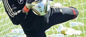 Er fliegt und fliegt und fliegt. Aber ob Tim Wiese seine Trainingsleistungen auch aufs Spiel der Nationalmannschaft übertragen darf, ist immer noch ungewiss.