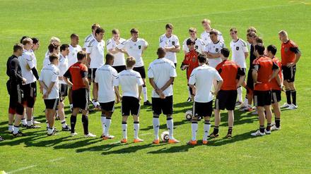 Gesunder Kreis. Bundestrainer Joachim Löw kann derzeit immer weniger Spieler um sich versammeln.