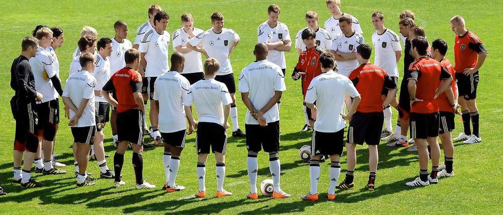 Gesunder Kreis. Bundestrainer Joachim Löw kann derzeit immer weniger Spieler um sich versammeln.