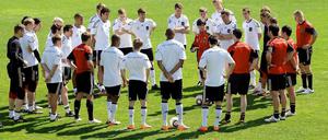 Gesunder Kreis. Bundestrainer Joachim Löw kann derzeit immer weniger Spieler um sich versammeln.
