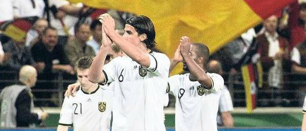 Neues Wir-Gefühl. Marko Marin, Sami Khedira und Cacau jubeln nach dem 3:1 im Test gegen Bosnien.
