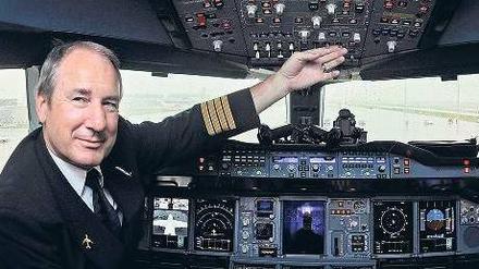 Ein Mann, viele Knöpfe. Chefpilot Jürgen Raps im Cockpit.