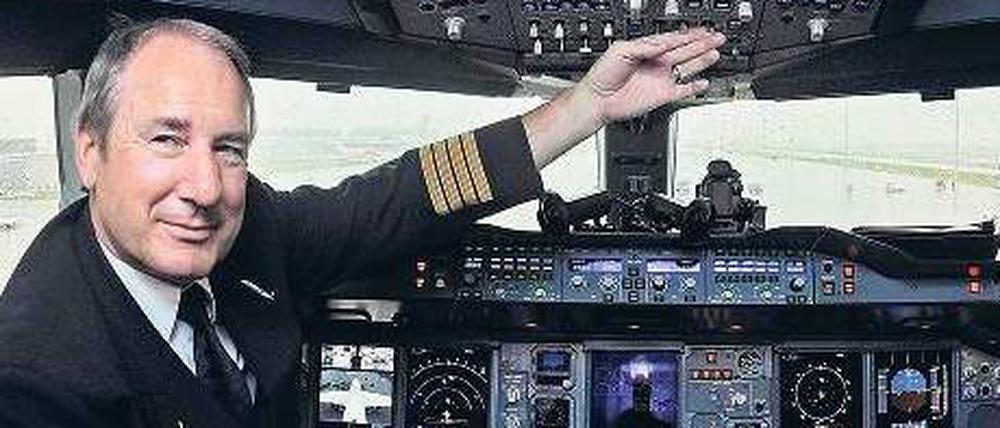 Ein Mann, viele Knöpfe. Chefpilot Jürgen Raps im Cockpit. 