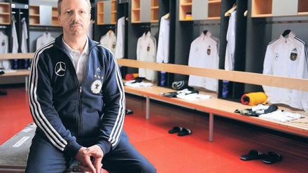 Herr der Spinde. Thomas Mai sorgt dafür, dass jeder Spieler die richtigen Stutzen, Trikots und Schuhe bekommt.