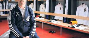 Herr der Spinde. Thomas Mai sorgt dafür, dass jeder Spieler die richtigen Stutzen, Trikots und Schuhe bekommt.
