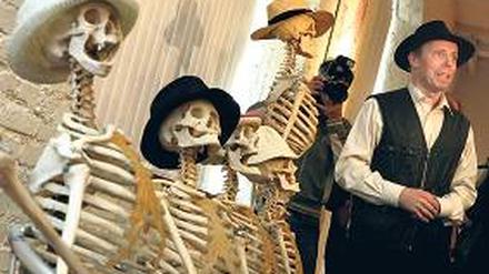 Auf der Hut. Leichenpräparator von Hagens mit Plastinaten in Guben. Foto: dpa