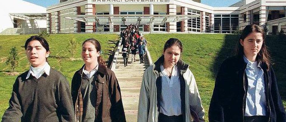 Aufbruch am Bosporus. Die Nachfrage nach modern ausgebildeten Arbeitskräften steigt in der Türkei rasant, der Ausbau der Unis wird vorangetrieben (hier die private Sabanci-Uni Istanbul). Eigenständiges Forschen muss sich vielerorts allerdings erst noch durchsetzen.