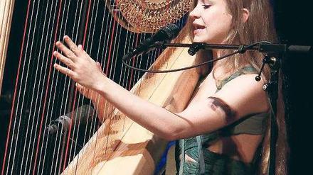 Nach 45 Minuten muss neu gestimmt werden: Joanna Newsom.