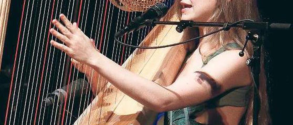 Nach 45 Minuten muss neu gestimmt werden: Joanna Newsom.