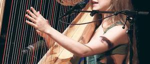 Nach 45 Minuten muss neu gestimmt werden: Joanna Newsom.