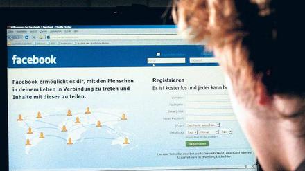 Noch drin? Immer mehr Facebook-Nutzer sorgen sich darum, wie sicher ihre persönlichen Daten in dem sozialen Netzwerk nach den jüngsten Änderungen noch sind. Foto: dpa