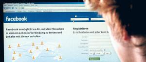 Noch drin? Immer mehr Facebook-Nutzer sorgen sich darum, wie sicher ihre persönlichen Daten in dem sozialen Netzwerk nach den jüngsten Änderungen noch sind. Foto: dpa