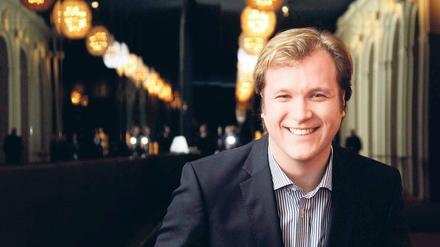 Allegro molto. Patrick Lange im Foyer der Komischen Oper. 