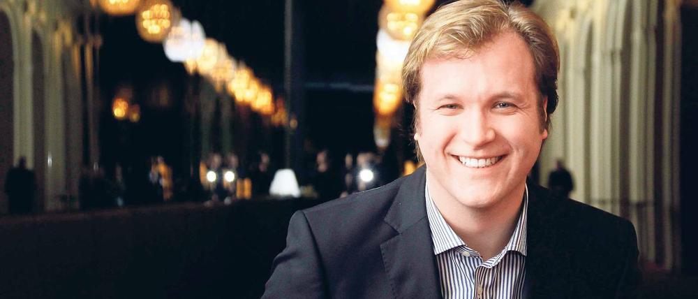 Allegro molto. Patrick Lange im Foyer der Komischen Oper. 