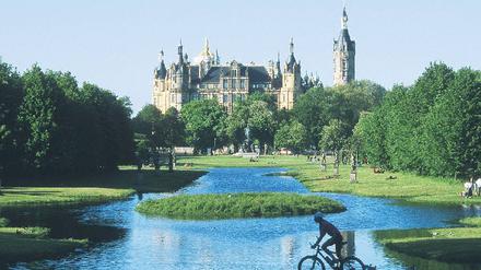 Sport mit Aussicht. Schweriner können das alle Tage haben – und sind zu beneiden. Wahre Genießer aber steigen vom Rad und lustwandeln. 