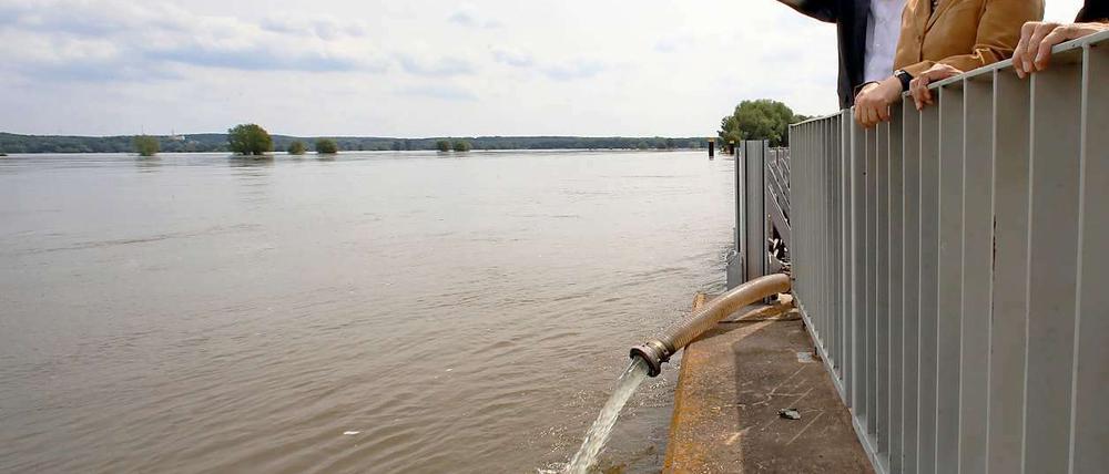Angela Merkel und Matthias Platzeck an der Oder.