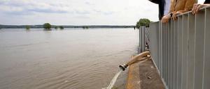 Angela Merkel und Matthias Platzeck an der Oder.
