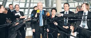 Mühsame Einigung. Die Fraktionsvorsitzenden von Union, Volker Kauder (Mitte), und FDP, Birgit Homburger, sowie CSU-Landesgruppenchef Hans-Peter Friedrich. Foto: dpa