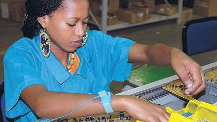 Als einziger Industriestaat Afrikas hat das Land am Kap eine relativ stabile Wirtschaftsstruktur, zu der auch Töchter von deutschen Firmen beitragen. Im Bild eine Leiterplattenfertigung in Johannesburg. Foto: imago