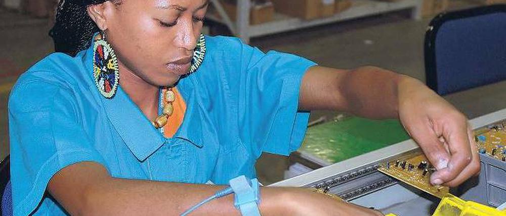 Als einziger Industriestaat Afrikas hat das Land am Kap eine relativ stabile Wirtschaftsstruktur, zu der auch Töchter von deutschen Firmen beitragen. Im Bild eine Leiterplattenfertigung in Johannesburg. Foto: imago