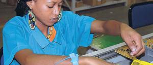 Als einziger Industriestaat Afrikas hat das Land am Kap eine relativ stabile Wirtschaftsstruktur, zu der auch Töchter von deutschen Firmen beitragen. Im Bild eine Leiterplattenfertigung in Johannesburg. Foto: imago