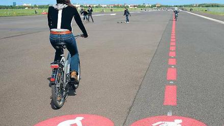 Ein weites Feld. Der frühere Flughafen Tempelhof wird noch Jahre ein Wiesenmeer mit Rad- und Skaterstrecken bleiben. Das Gelände in Tegel ist sogar noch größer.Foto: dpa