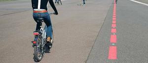 Ein weites Feld. Der frühere Flughafen Tempelhof wird noch Jahre ein Wiesenmeer mit Rad- und Skaterstrecken bleiben. Das Gelände in Tegel ist sogar noch größer.Foto: dpa