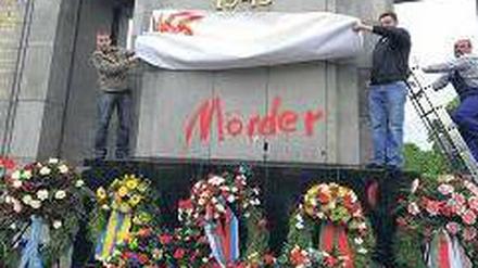 Beschmiert. Das russische Ehrenmal im Tiergarten. Foto: ddp