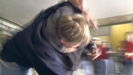 Gewalt im Klassenzimmer. Wer seine Mitschüler physisch bedroht oder durch Mobbing seelisch unter Druck setzt, kann aus der Klasse oder sogar von der Schule verwiesen werden. Vor allem dann, wenn andere Erziehungsmaßnahmen keinen Erfolg haben.