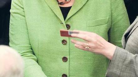 Einwurf. Bundeskanzlerin Angela Merkel im Bundestag bei der Abstimmung über das Finanzpaket. Am Ende fiel die Mehrheit für die umstrittenen Hilfen äußerst knapp aus.