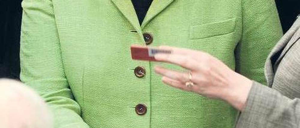 Einwurf. Bundeskanzlerin Angela Merkel im Bundestag bei der Abstimmung über das Finanzpaket. Am Ende fiel die Mehrheit für die umstrittenen Hilfen äußerst knapp aus.