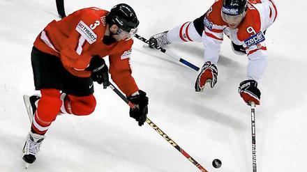Kanadas Steve Downie (r.) streckt sich vergeblich: Der Schweizer Julien Vauclair ist eher am Puck.