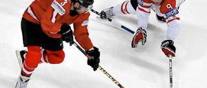 Kanadas Steve Downie (r.) streckt sich vergeblich: Der Schweizer Julien Vauclair ist eher am Puck.
