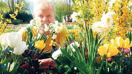 Das blühende Leben. Manfred Entemann bepflanzt in Marzahn alle Blumenbehälter, die vor den Gärten der einzelnen Nationen stehen – zur Begrüßung der Besucher. Ein floraler Wegweiser: Entemann mixt die Pflanzen so geschickt nach Farbe, Höhe Blattgestalt und Ausdruck, dass sie die Besonderheiten des dazugehörigen Gartens ausdrücken. 