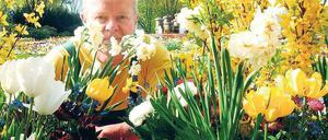 Das blühende Leben. Manfred Entemann bepflanzt in Marzahn alle Blumenbehälter, die vor den Gärten der einzelnen Nationen stehen – zur Begrüßung der Besucher. Ein floraler Wegweiser: Entemann mixt die Pflanzen so geschickt nach Farbe, Höhe Blattgestalt und Ausdruck, dass sie die Besonderheiten des dazugehörigen Gartens ausdrücken. 