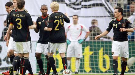 Cacau trifft zum 1:0, aber die Begeisterung bei seinen Mitspielern hält sich in Grenzen.