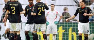 Cacau trifft zum 1:0, aber die Begeisterung bei seinen Mitspielern hält sich in Grenzen.