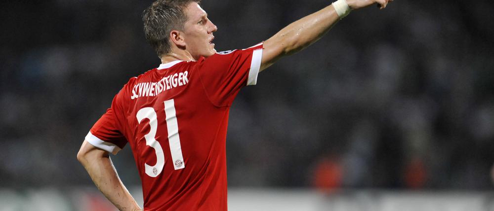 Bastian Schweinsteiger zeigt die Richtung an.