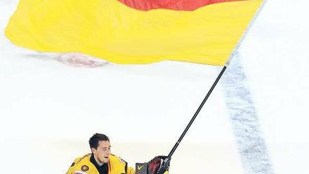 Schwarz-Rot-Groß. Dennis Endras mit unhandlichem Winkelement. 
