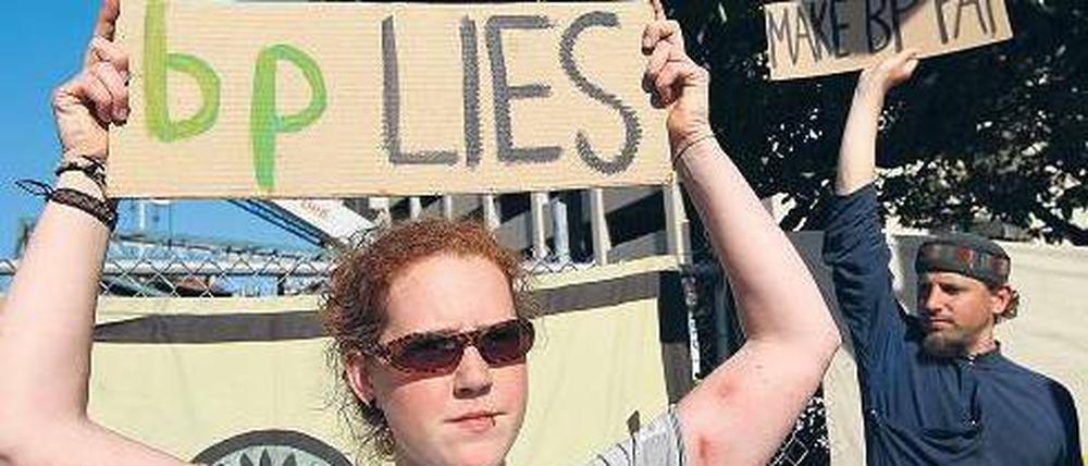 BP lügt. Das sagen jedenfalls Demonstranten in den USA. Nachhaltigkeitsfonds gehen weniger kritisch mit dem Ölkonzern um.Foto: AFP