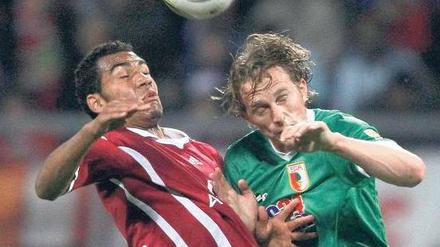Zittern bis zuletzt. Relegation ist ein Nervenspiel, auch für Nürnbergs Choupo-Moting (l.) und Augsburgs de Roeck. Foto: ddp